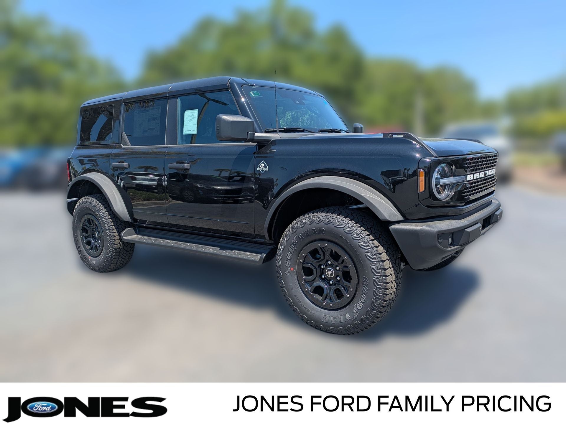 2026 Ford Bronco Outer Banks in Shadow Black — front three-quarter view